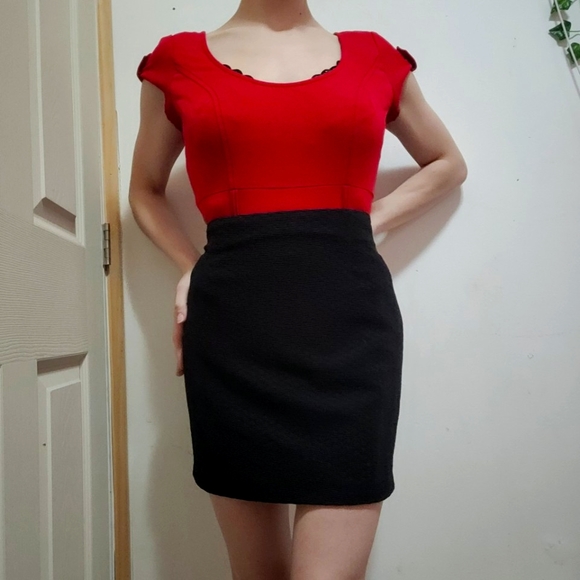 ๐ Textured Dynamite Pencil Skirt - Picture 2 of 5